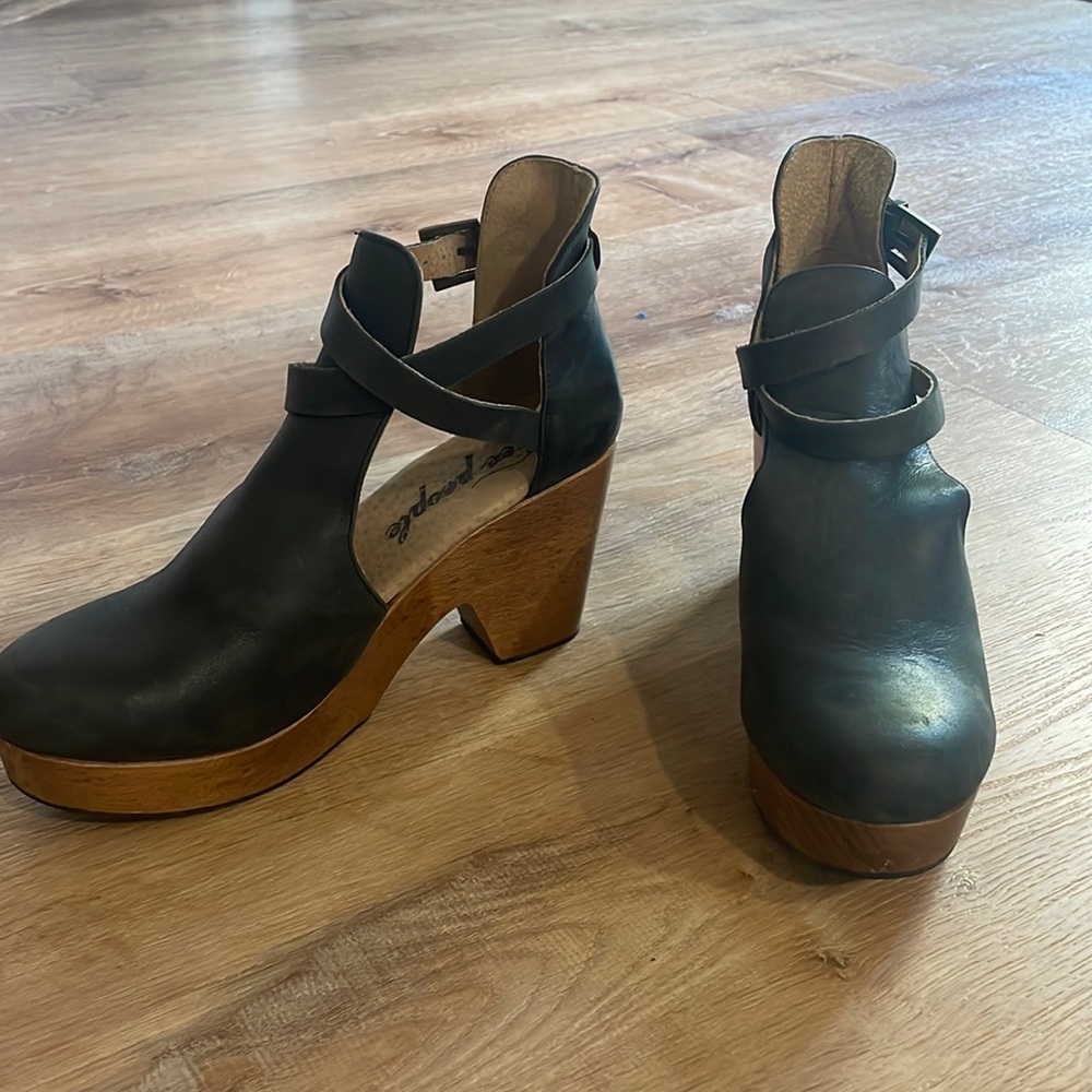 Black free people cedar clog